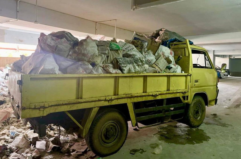 angkut sampah proyek dengan truk engkel