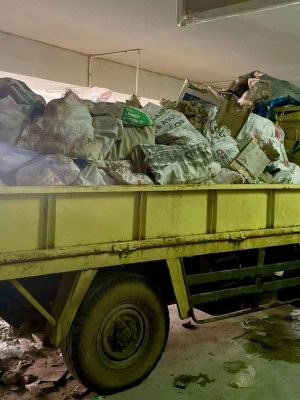 angkut sampah proyek dengan truk engkel