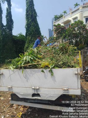 armada dump truck buang puing