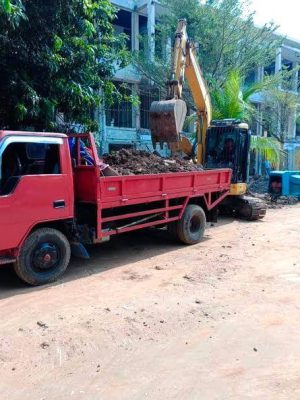 dump truck angkut sisa bangunan