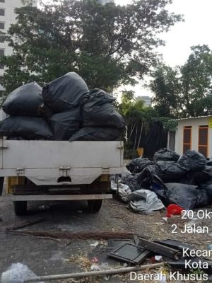 proses buang puing proyek bangunan